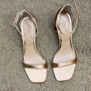 NWB Jewel Badgley Mischka Gold Ankle Strap Block Heel Sandals Size 7